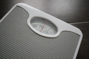 Balança de peso corporal, símbolo do controle de peso no preparo para cirurgia do câncer colorretal