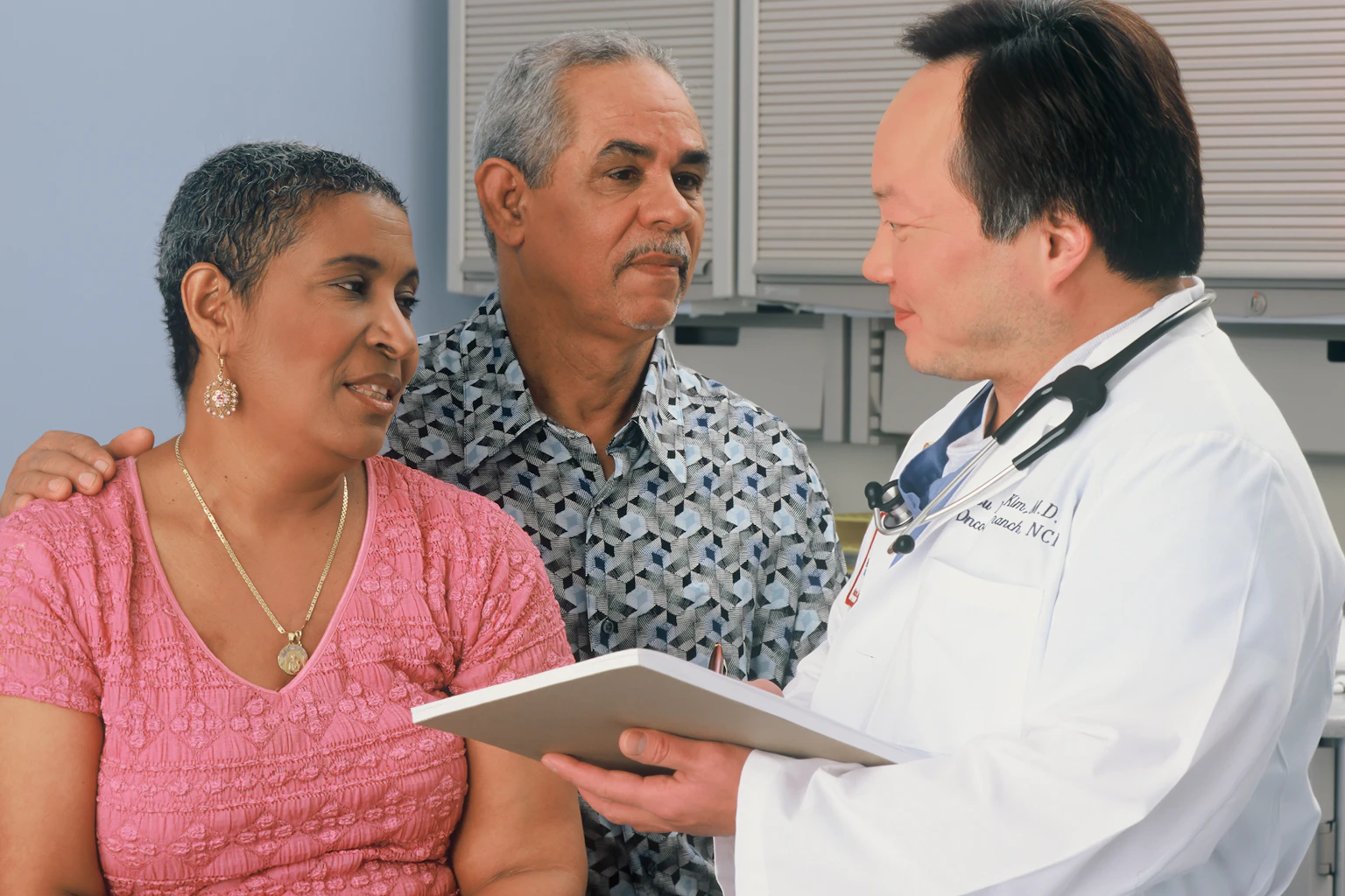 Médico conversa com casal de pacientes sobre o preparo para a cirurgia